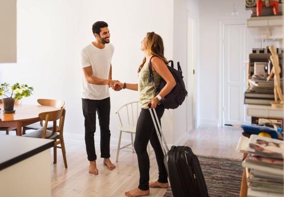H Vacasa θέλει να γίνει το αντίπαλον δέος της Airbnb