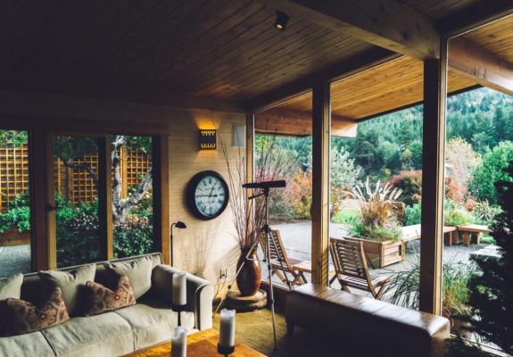 Airbnb: Νεαρές ελληνίδες βρήκαν τη λύση γις τις φθορές και κλοπές