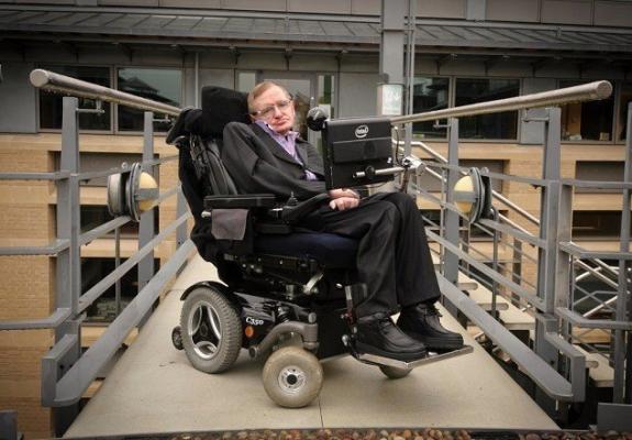Η πρώτη ηλεκτρική καρέκλα του Hawking σε δημοπρασία