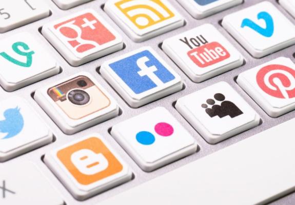 Η ΕΕ προστατεύει τους «καταναλωτές» των social media