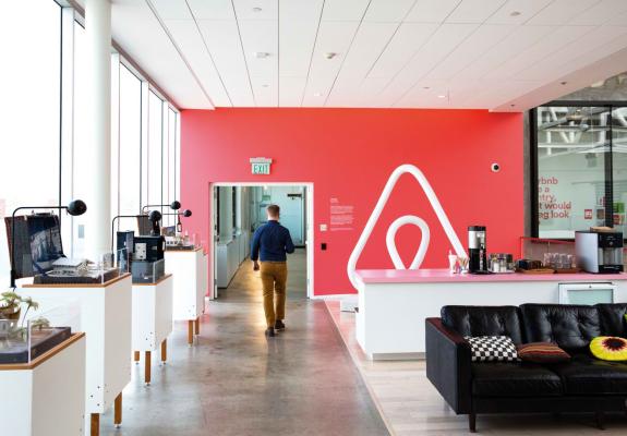 Στο 1 δισ.δολάρια έφτασαν τα έσοδα της Airbnb