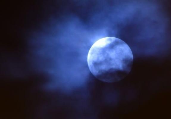 Βρέθηκε τεράστια μεταλλική μάζα κάτω από τη Σελήνη