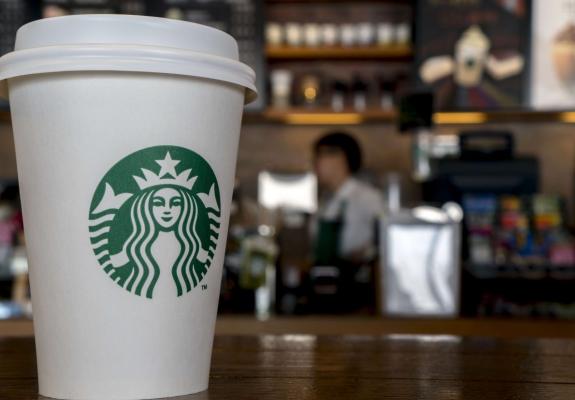 Starbucks: Άνοιξε το πρώτο κατάστημα στην κινεζική «μητρόπολη» του καφέ