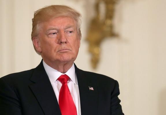 O Donald Trump συνεχίζει τις απολύσεις