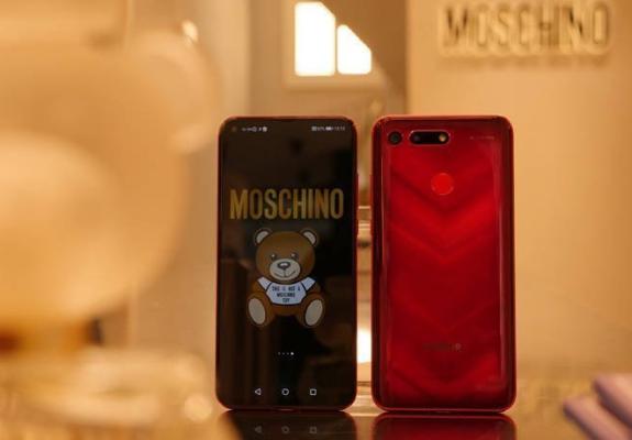Ένα fashionable κινητό από την Μοschino Design