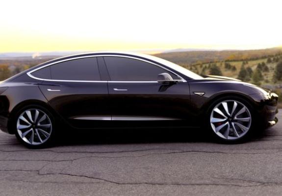 Αυτοκίνητο της Tesla παίρνει ξαφνικά φωτιά