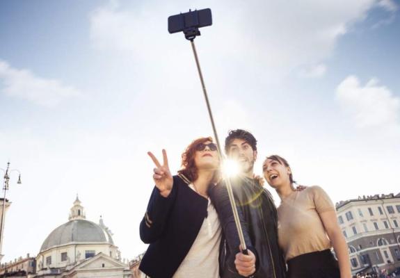 Το Μιλάνο απαγόρευσε τα selfie sticks