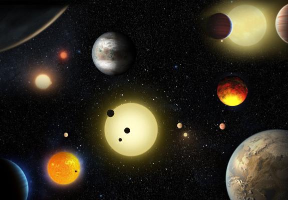 Tρεις πλανήτες περιστρέφονται ταυτόχρονα γύρω από δύο ήλιους