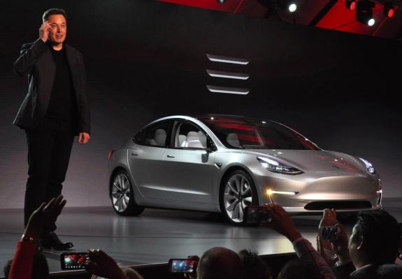Καθυστερούν το Model 3 της Tesla οι μπαταρίες της Panasonic