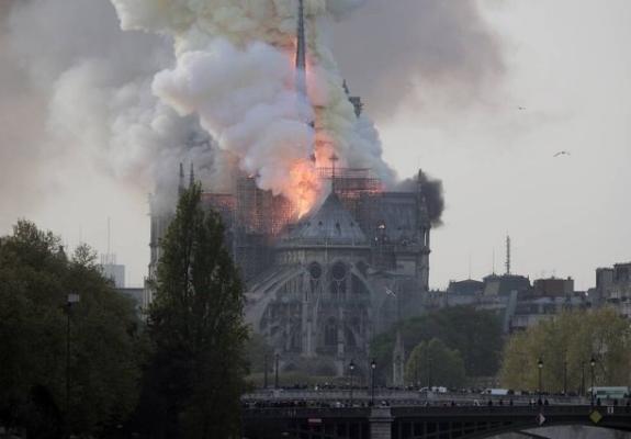 Μεγάλη καταστροφή: Στις φλόγες η Παναγία των Παρισίων