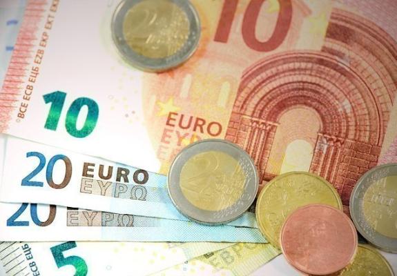 Μειώθηκαν τα πλαστά χαρτονομίσματα του Eυρώ