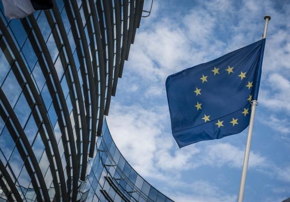 Η Κομισιόν υιοθέτησε πρόταση για φθηνότερες διασυνοριακές πληρωμές σε ευρώ