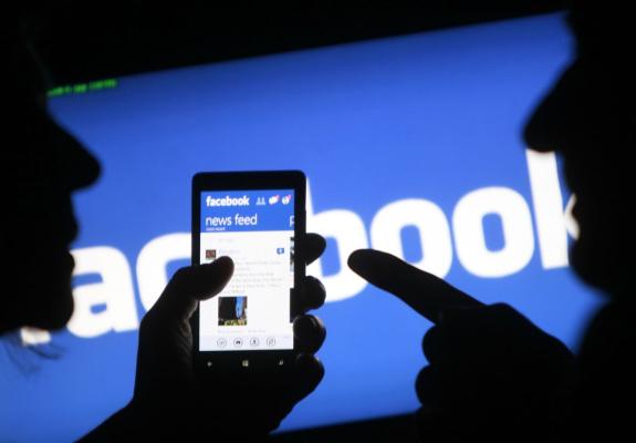 Facebook: Μετά τις απειλές της ΕΕ, αλλάζει τους όρους χρήσης