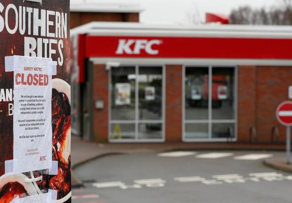 Ξέμειναν από κοτόπουλα στα Βρετανικά KFC