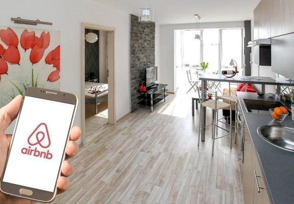 Airbnb: Ρεκόρ σε κρατήσεις- Στα 3,5 δις δολάρια τα έσοδα τριμήνου
