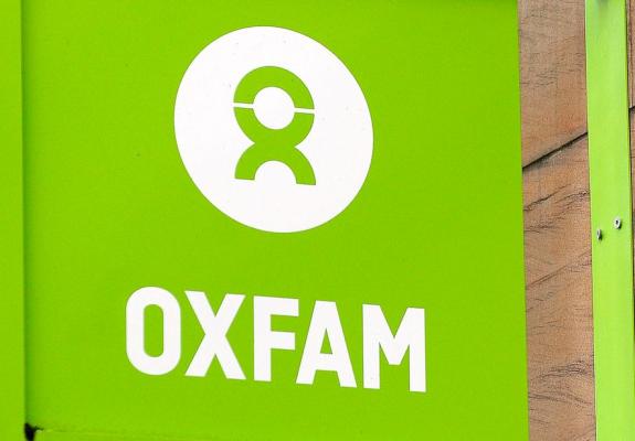 Με διακοπή χρηματοδότησης προειδοποιεί η EE την Oxfam