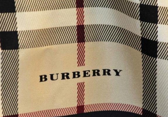 Στην second hand αγορά μπαίνει ο οίκος Burberry