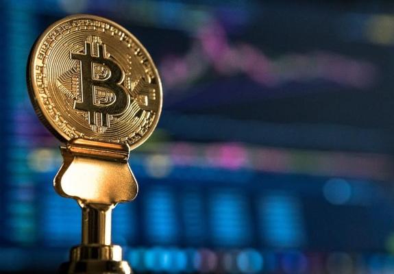 Η τιμή του Bitcoin πέφτει, οι επενδυτές αυξάνονται