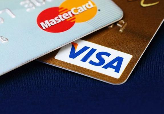 6,2 δισ. θα πληρώσουν στις αμερικανικές αρχές Visa και Mastercard
