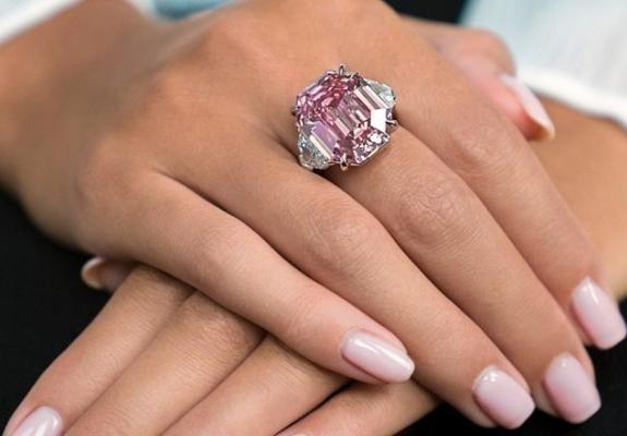 Το σπάνιο διαμάντι Pink Legacy σε δημοπρασία