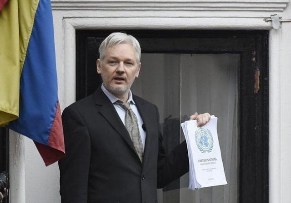 Πιέζουν τον Assange να φύγει από την Πρεσβεία του Ισημερινού