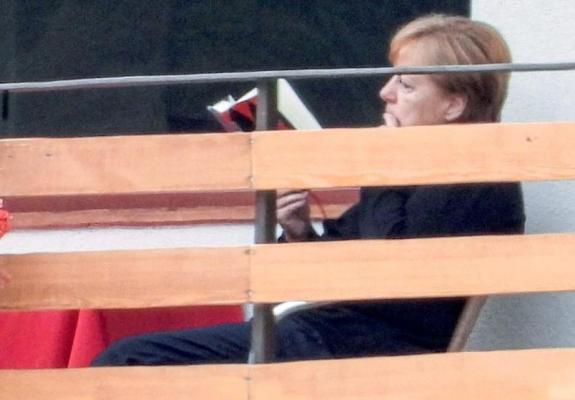 Bild: Αν ο Trump ήξερε τι διαβάζει η Merkel στις διακοπές της;