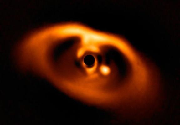 Ερευνητές ανακάλυψαν και φωτογράφισαν νεογέννητο εξωπλανήτη