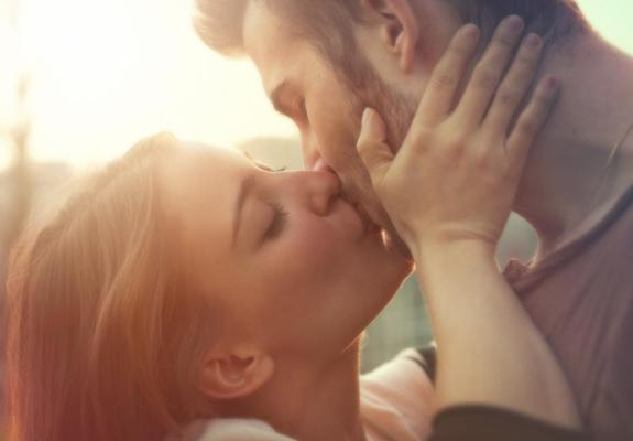 Το γαλλικό φιλί δεν είναι καθόλου «αθώο» τελικά
