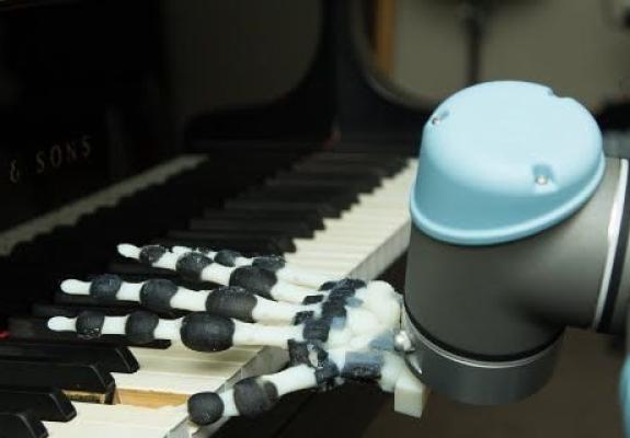 Το πρώτο ρομποτικό χέρι που παίζει πιάνο