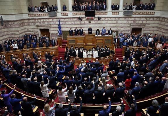 Ορκίστηκαν οι 300 βουλευτές της ελληνικής Βουλής