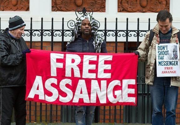 Εκατομμύρια κυβερνοεπιθέσεις μετά τη σύλληψη του Assange