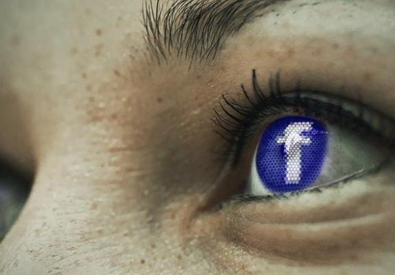 Το Facebook ανακοίνωσε πως θα αφαιρεί ψευδείς πληροφορίες που μπορεί να προκαλέσουν βία