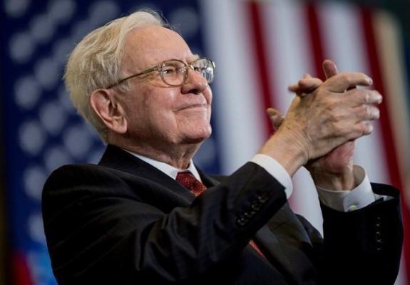 Πλήρωσε 4.567.888 δολάρια για να φάει με τον Warren Buffett