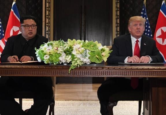 Υπεγράφη η ιστορική συμφωνία Β. Κορέας – ΗΠΑ