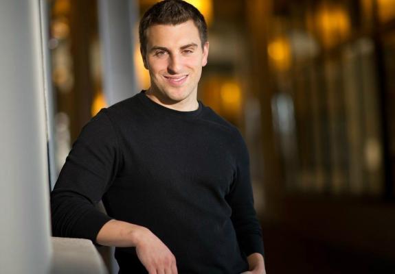 O CEO της Airbnb προετοιμάζεται για την είσοδο στο χρηματιστήριο