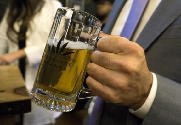 Ο Καναδάς φτιάχνει την πρώτη μπύρα από κάνναβη