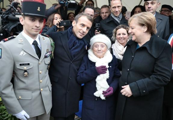 H γιαγιά που μπέρδεψε τη Μέρκελ με τη… σύζυγο του Μακρόν