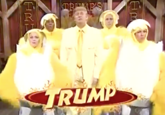 Ο Trump ντυμένος στα κίτρινα διαφημίζει wings και γίνεται viral