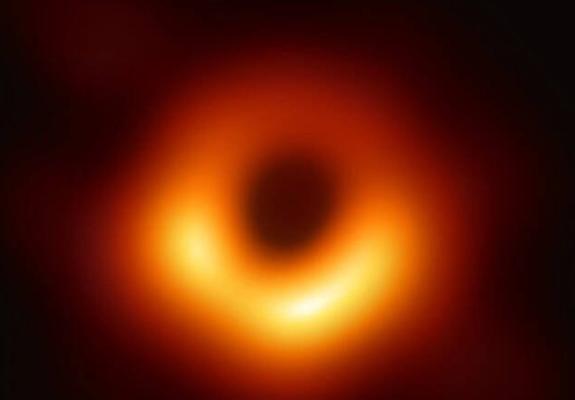 Ιστορική στιγμή: Η πρώτη φωτογραφία μαύρης τρύπας