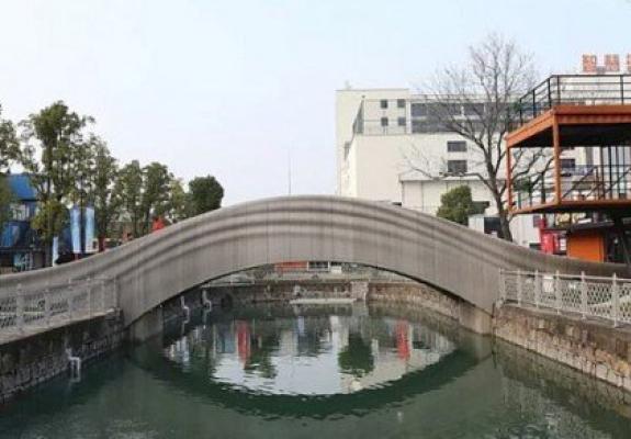 Ολοκληρώθηκε η μεγαλύτερη γέφυρα που έχει γίνει από 3D printer