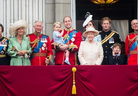 Πώς βγάζει λεφτά η βρετανική βασιλική οικογένεια;