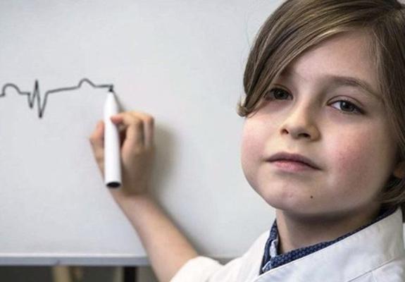 O 9χρονος Αϊνστάιν παίρνει πτυχίο και ετοιμάζεται για διδακτορικό