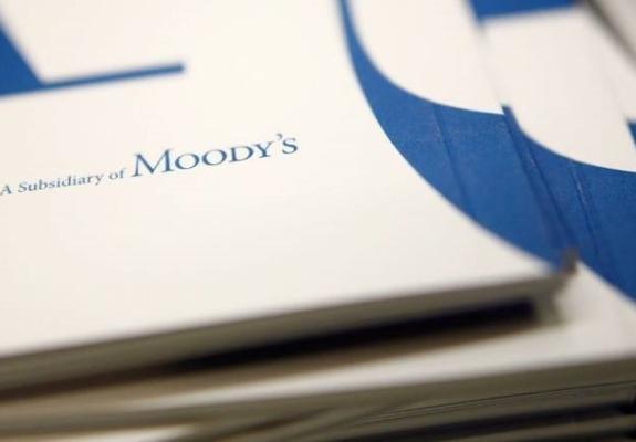 Σε βιώσιμο μονοπάτι το ελληνικό χρέος λέει ο Moody's