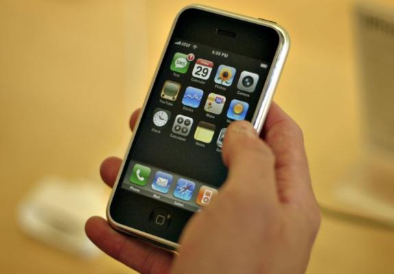 Η Apple επιβραδύνει τα παλιά μοντέλα iPhone