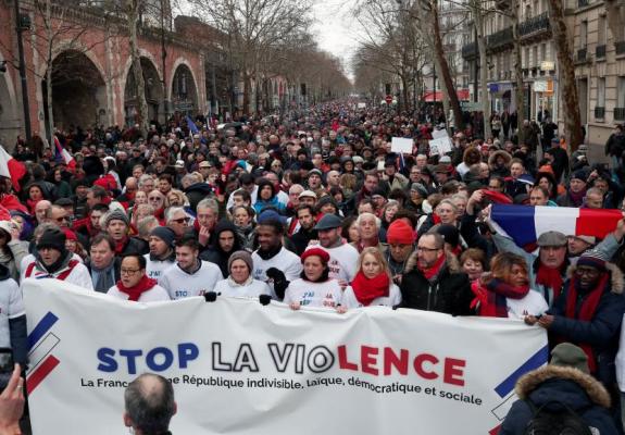 Γαλλία: Μετά τα Κίτρινα Γιλέκα, τα... Κόκκινα Φουλάρια