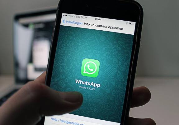 Το WhatsApp θα προβάλλει πλέον διαφημίσεις