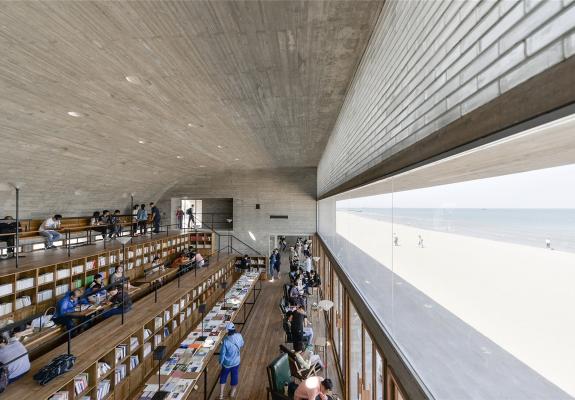 Μία βιβλιοθήκη πάνω στην άμμο με θέα τον ωκεανό
