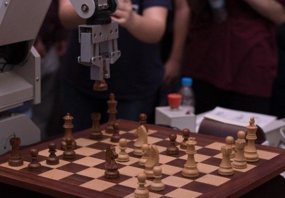 Το αήττητο ρομπότ που παίζει σκάκι με τους φοιτητές του Πολυτεχνείου