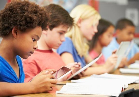 Γαλλία: Απαγορεύει οριστικά την χρήση κινητών στα σχολεία
