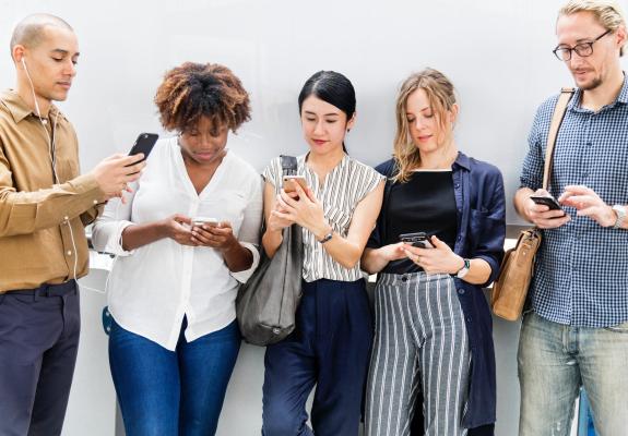 Πως χρησιμοποιούν οι νέοι τα smartphone σήμερα;